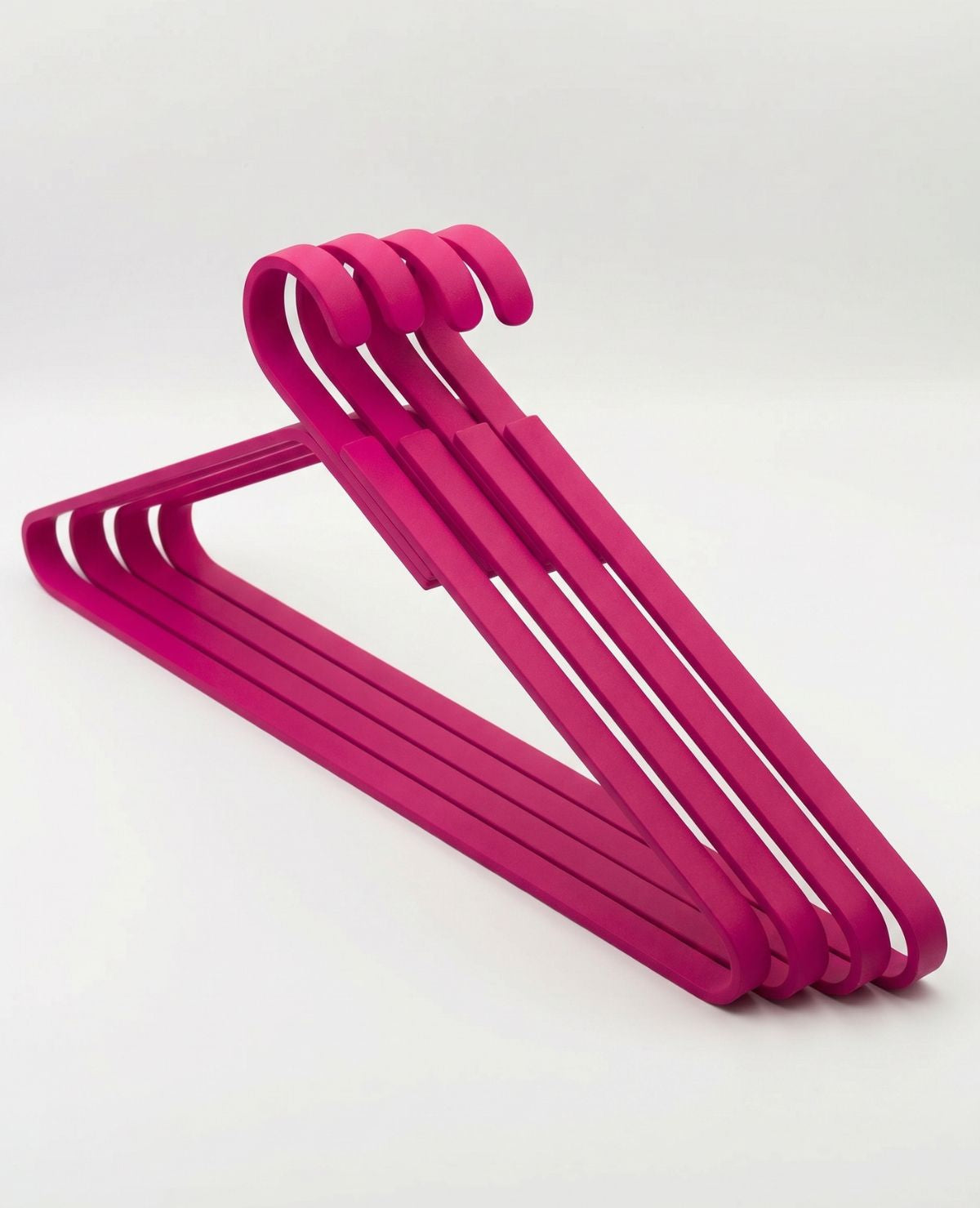 Kleiderbuegel UNIQUE in Pinkmagenta aus massivem Aluminium fuer moderne Flure und Ankleidebereiche
