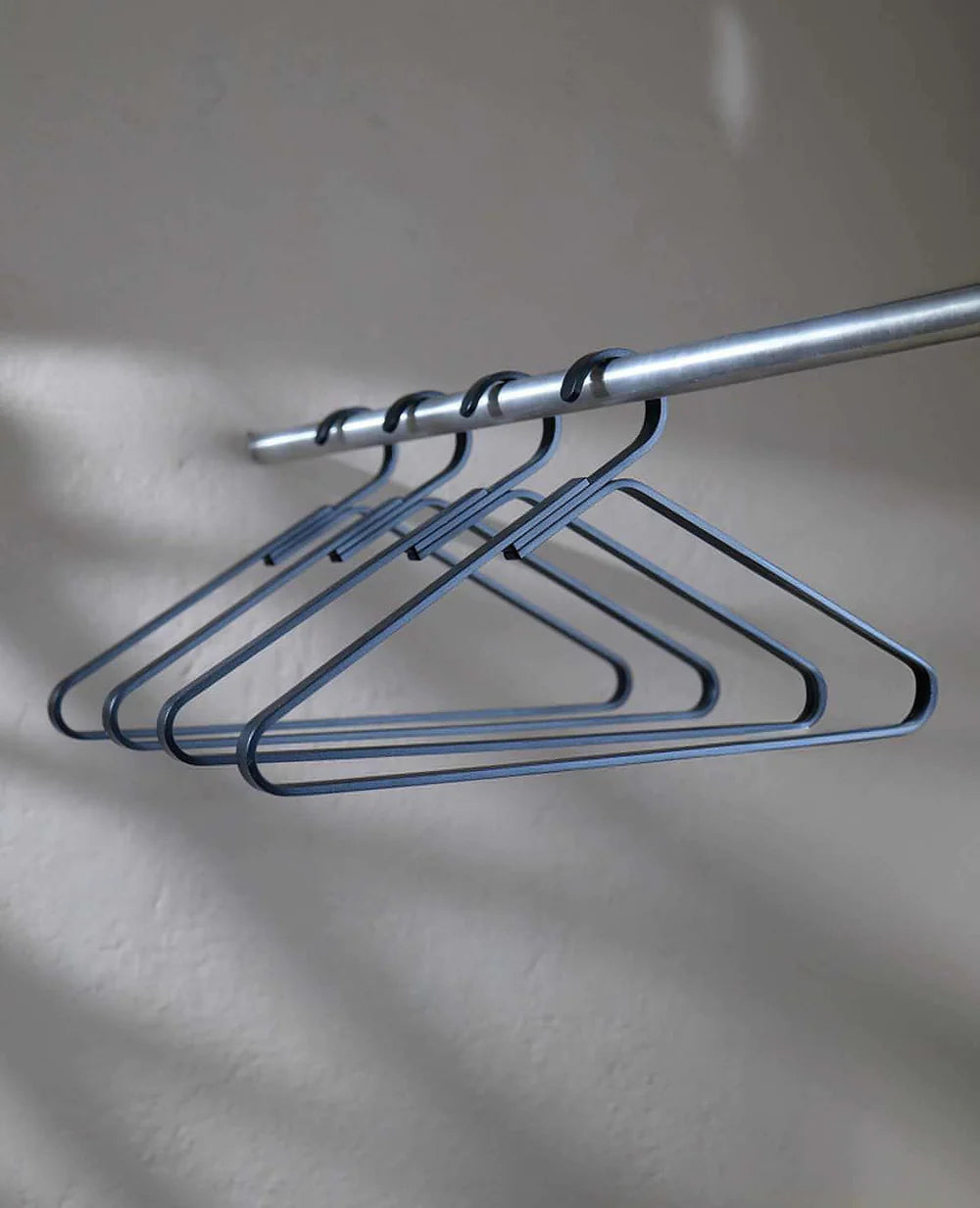 Unique Kleiderbügel im 4er-Set in Schwarz – robust und modern für stilvolle Aufbewahrung