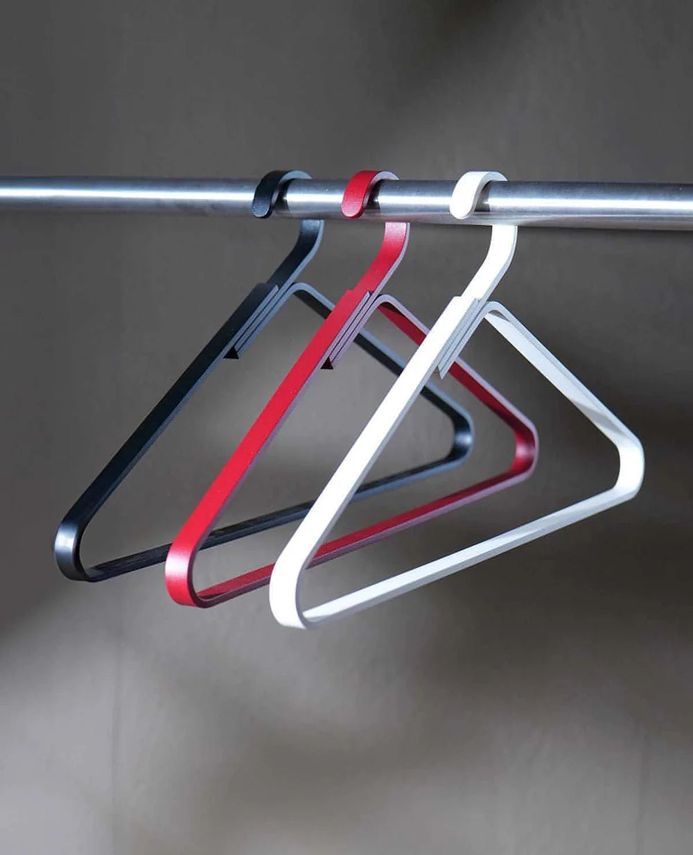 Unique Kleiderbügel aus Metall in Schwarz, Cremeweiß und Rot – Farbvarianten im Überblick