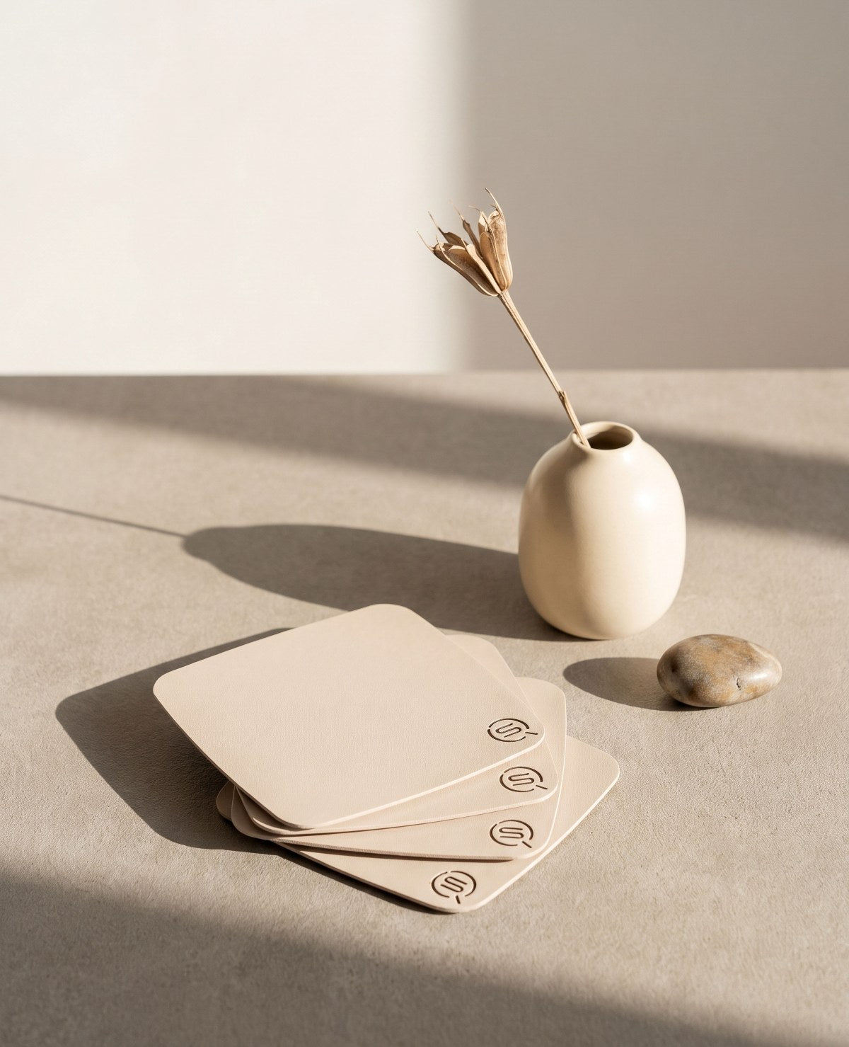 PLAZA Design-Untersetzer aus Edelstahl in Champagne Beige von Siqual Design, matt pulverbeschichtet für Tassen, Gläser und den Einsatz im Wohnbereich oder Außenbereich.