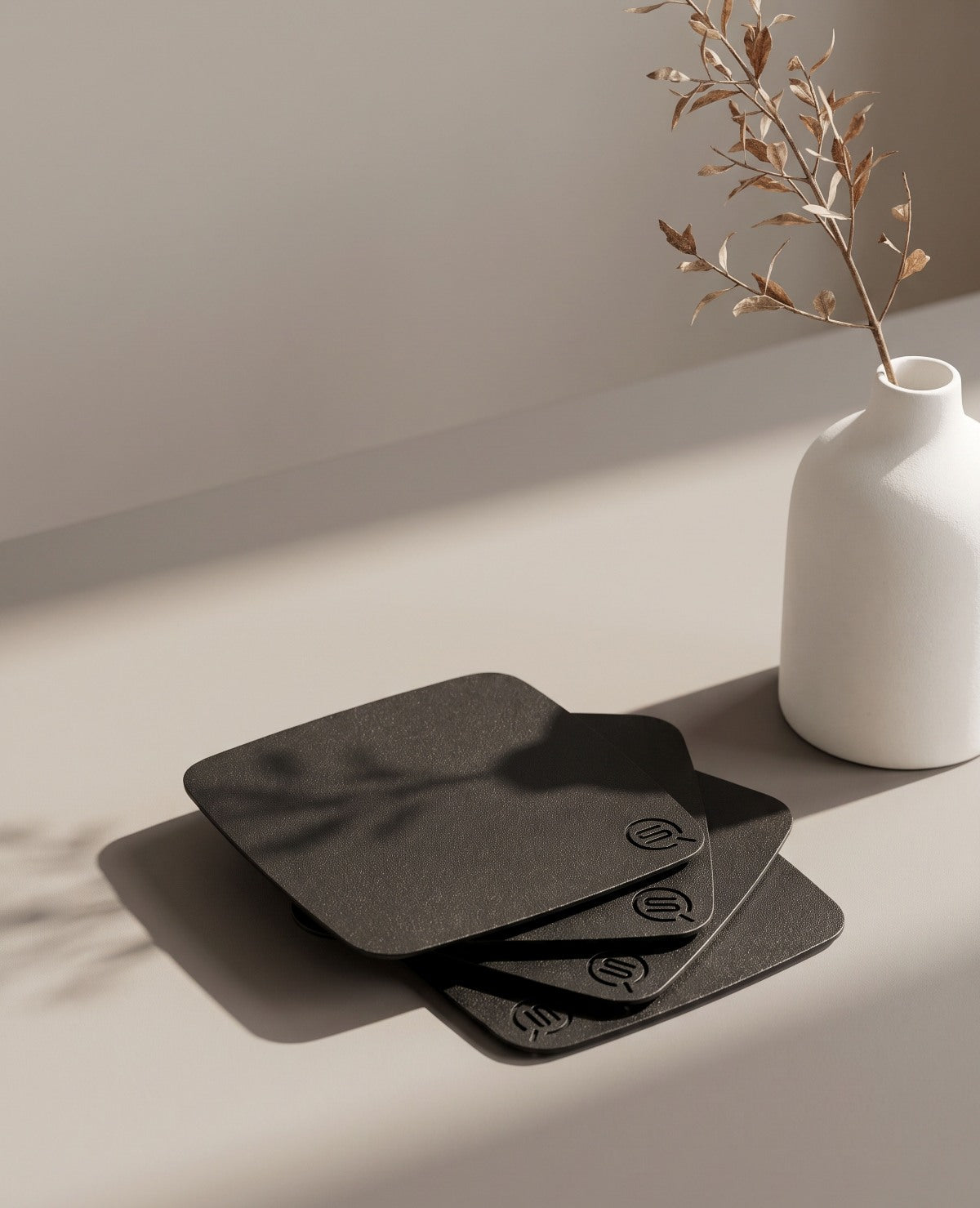 PLAZA Design-Untersetzer aus Edelstahl in Schwarz von Siqual Design als 4er-Set, matt pulverbeschichtet für Gläser, Tassen und Becher im Wohnbereich sowie auf Balkon und Terrasse.