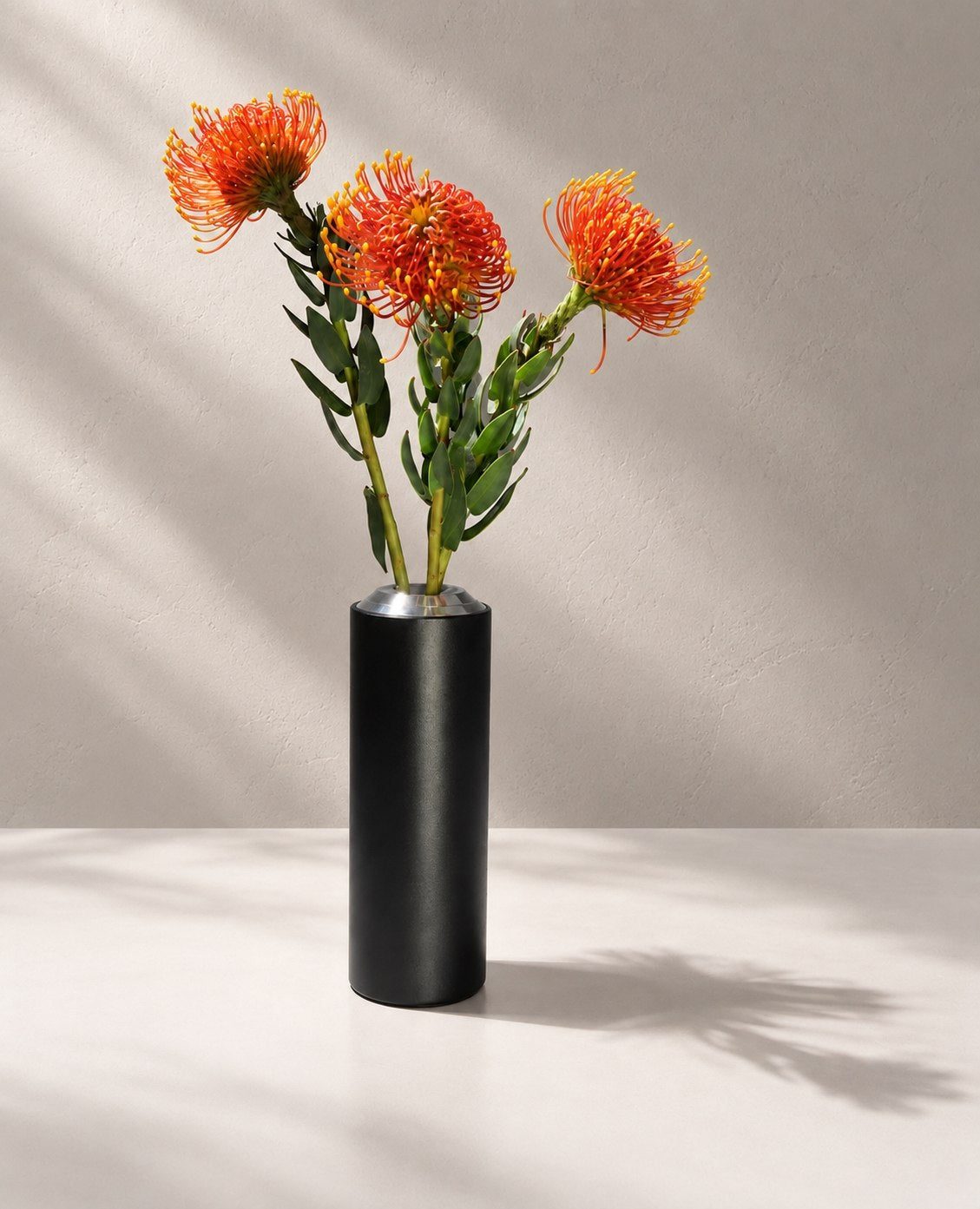 Minimalistische Metallvase mit modularem Einsatz – SILVER FLOARE