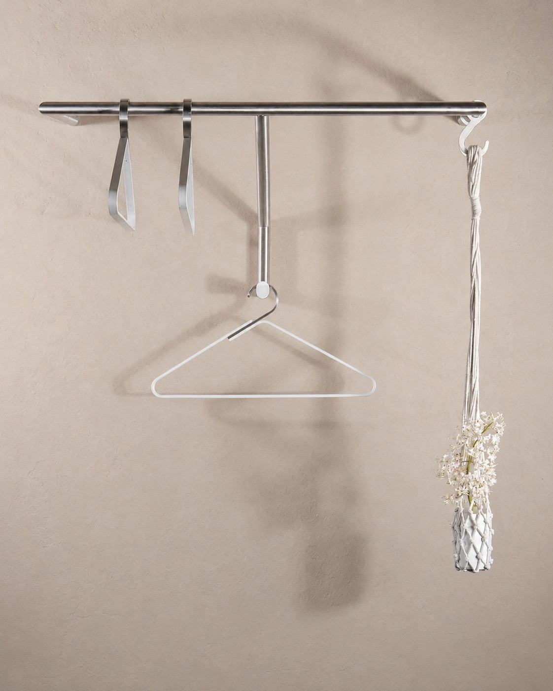 HOOK Wandgarderobe aus gebürstetem Edelstahl von Siqual Design für moderne Flure und Eingangsbereiche