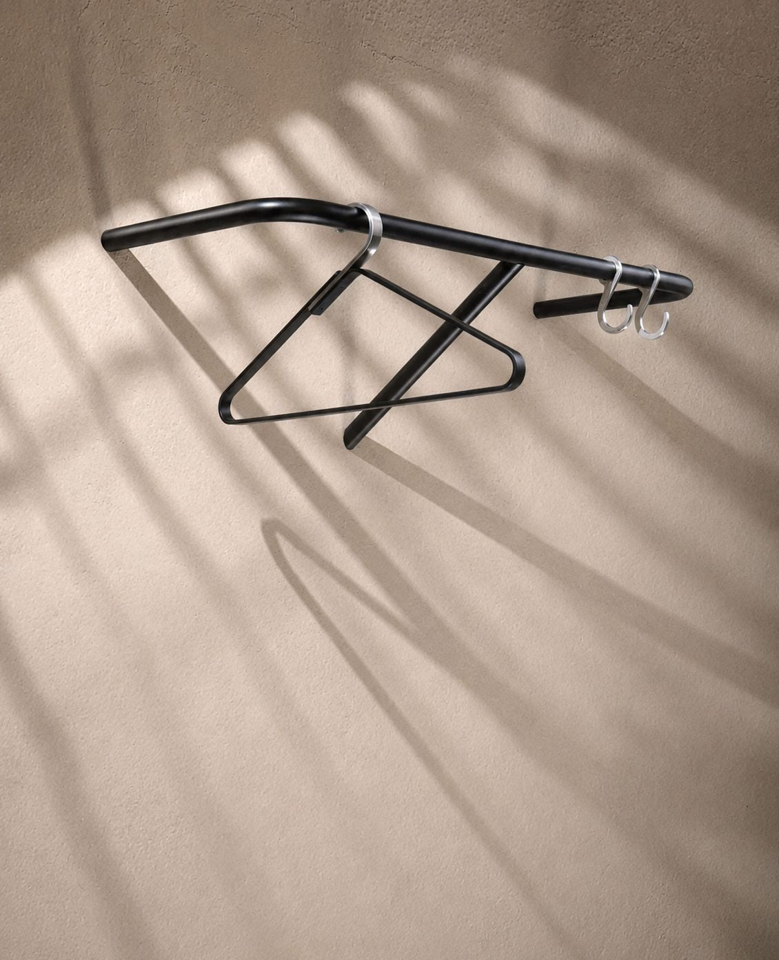 Schwarze RAIL Wandgarderobe aus Metall von Siqual Design mit Kleiderbügeln im hellen Flur