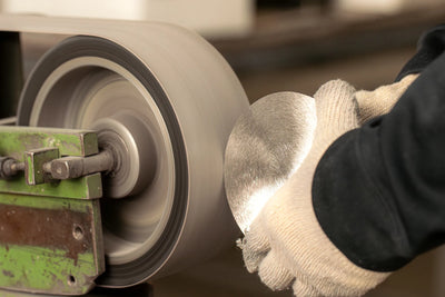 Wandhaken aus Metall von Siqual Design entworfen in Deutschland und gefertigt in Zusammenarbeit mit einer Metall-Manufaktur in Rumänien