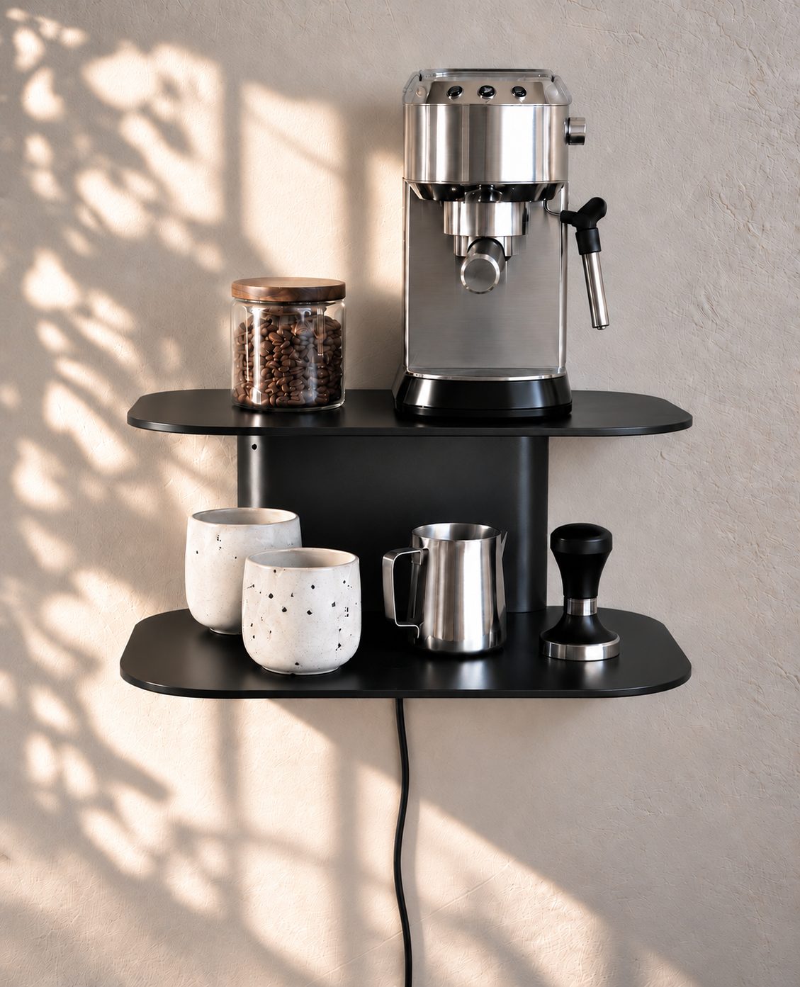 Schwarze ARCO Wandkonsole aus Metall als kleine Kaffeestation in der Küche – Wandablage für Tassen und Kaffeezubehör.