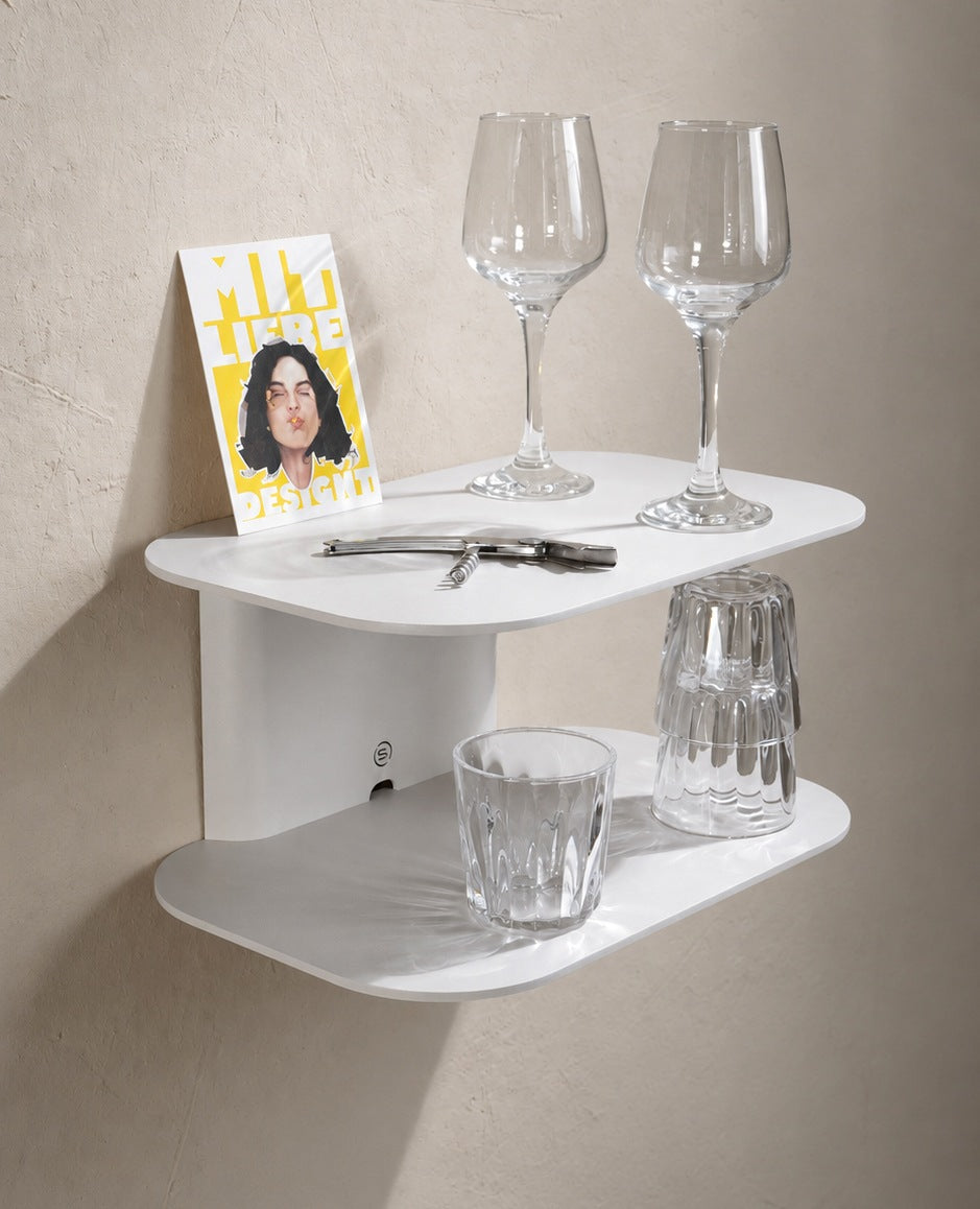 Weiße ARCO Metall-Wandkonsole mit Gläsern und Wohnaccessoires – wandhängende Ablage für Wohnzimmer und Essbereich.