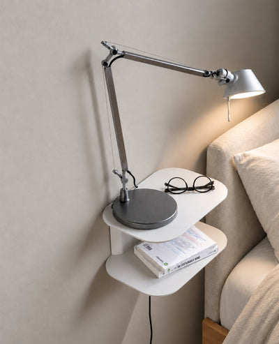 Weiße ARCO Wandkonsole aus Metall von Siqual Design als wandhängender Nachttisch im Schlafzimmer – mit Leselampe, Büchern und Brille neben dem Bett.