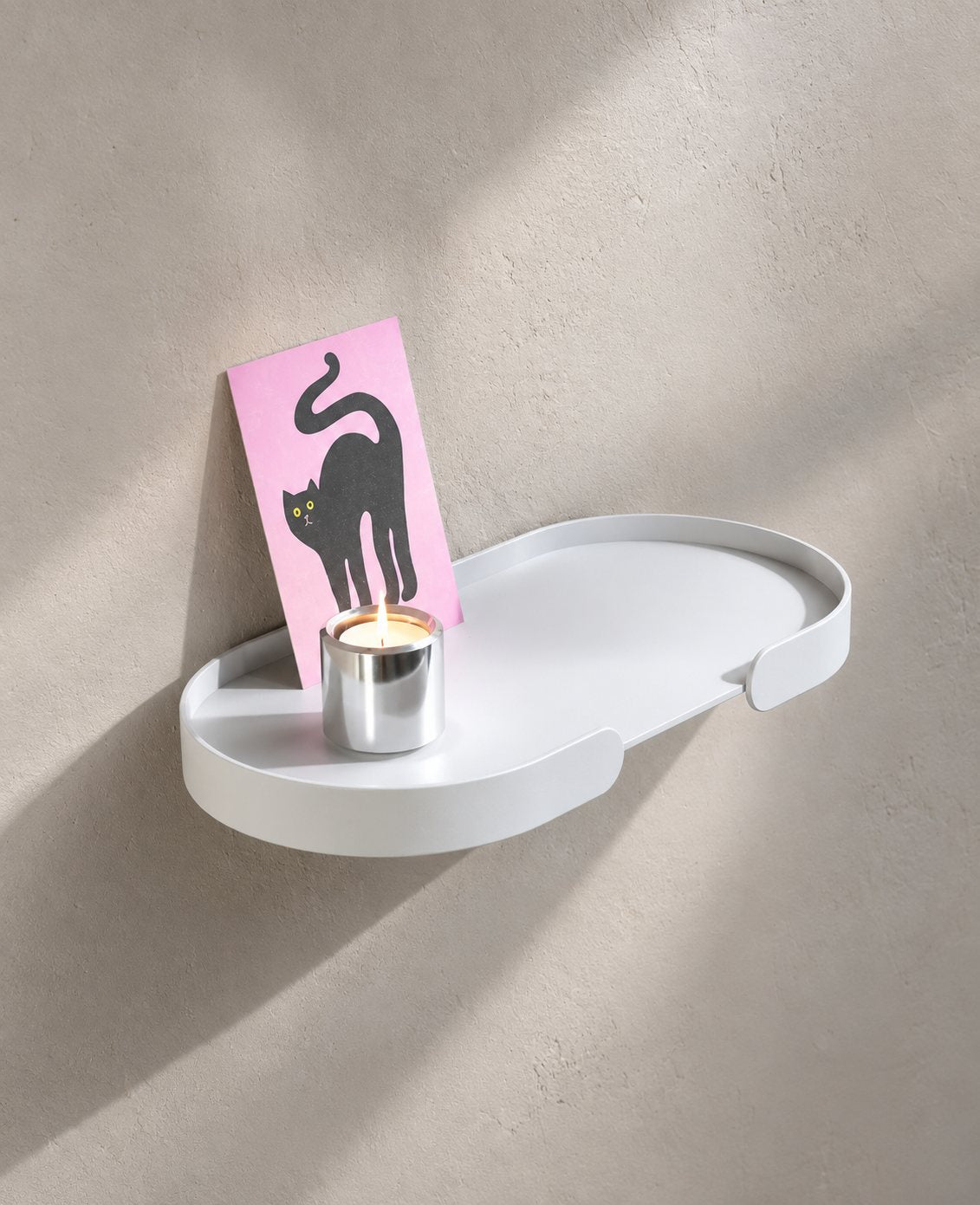 Wandregal aus Metall BUTLER Shelf von Siqual Design in Weiß mit Kerze und Postkarte in ruhiger Gestaltung