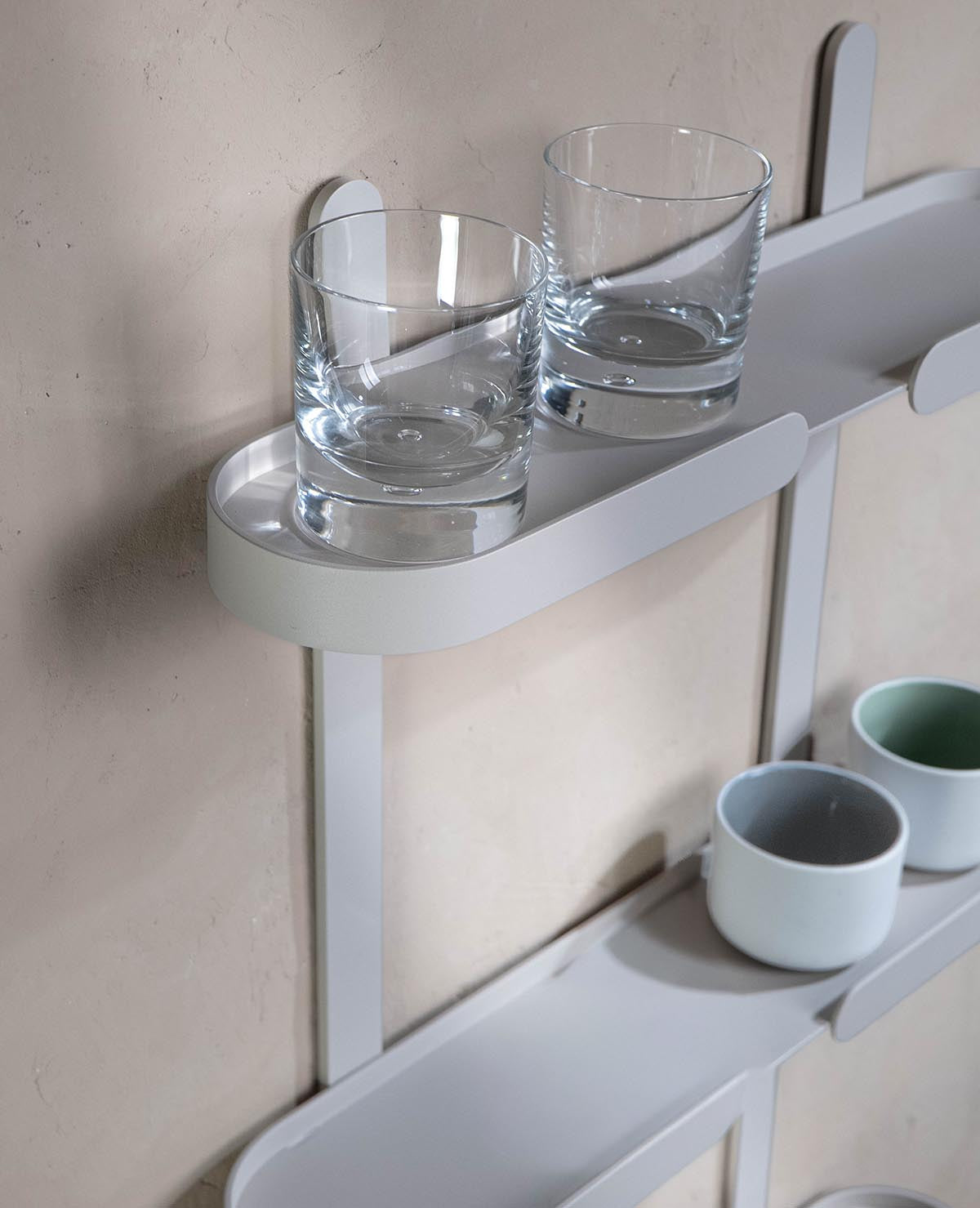 TRIOLUNGO – Design Wandregal aus Metall mit drei Ablageflächen