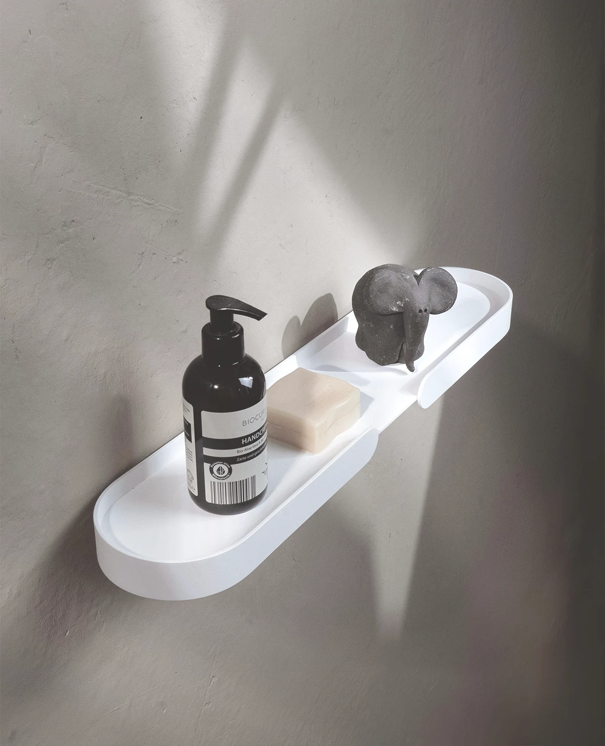 Lungo Shelf Wandregal, weißes Metall, pulverbeschichtet, einzelnes Regalbrett mit Seife, unsichtbare Wandbefestigung