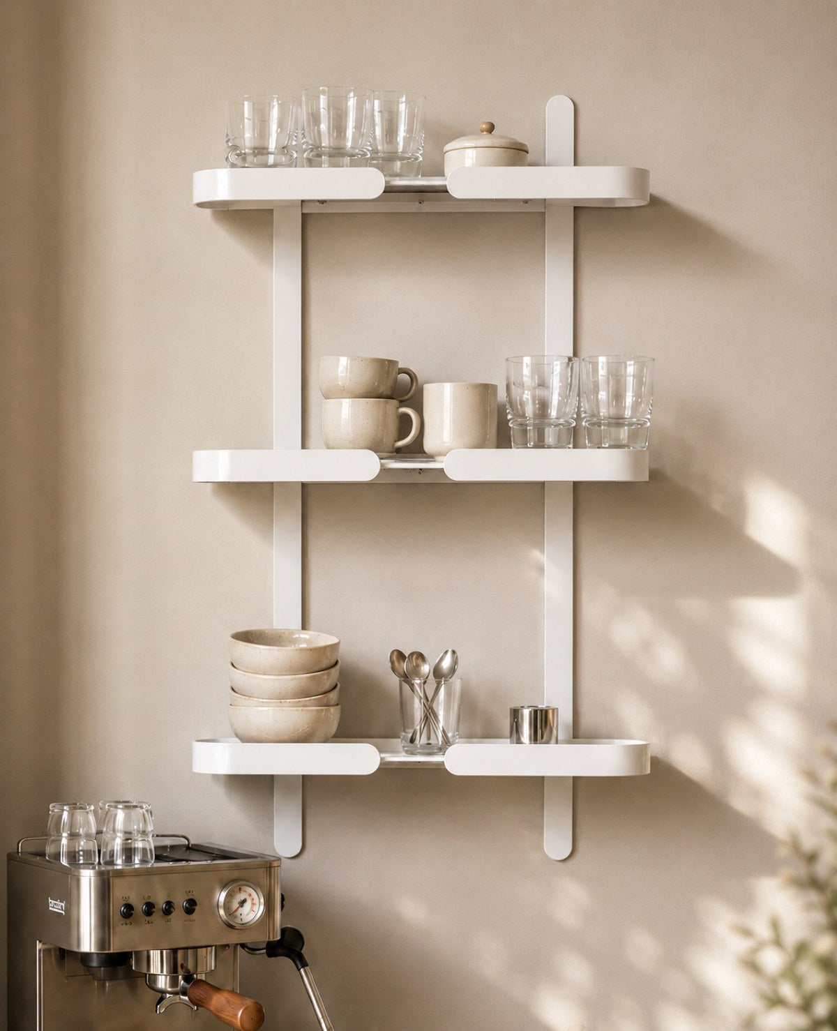 Weißes Triolungo Wandregal aus Metall von Siqual Design in moderner Küchen-Kaffeebar mit Tassen, Gläsern und Siebträgermaschine.