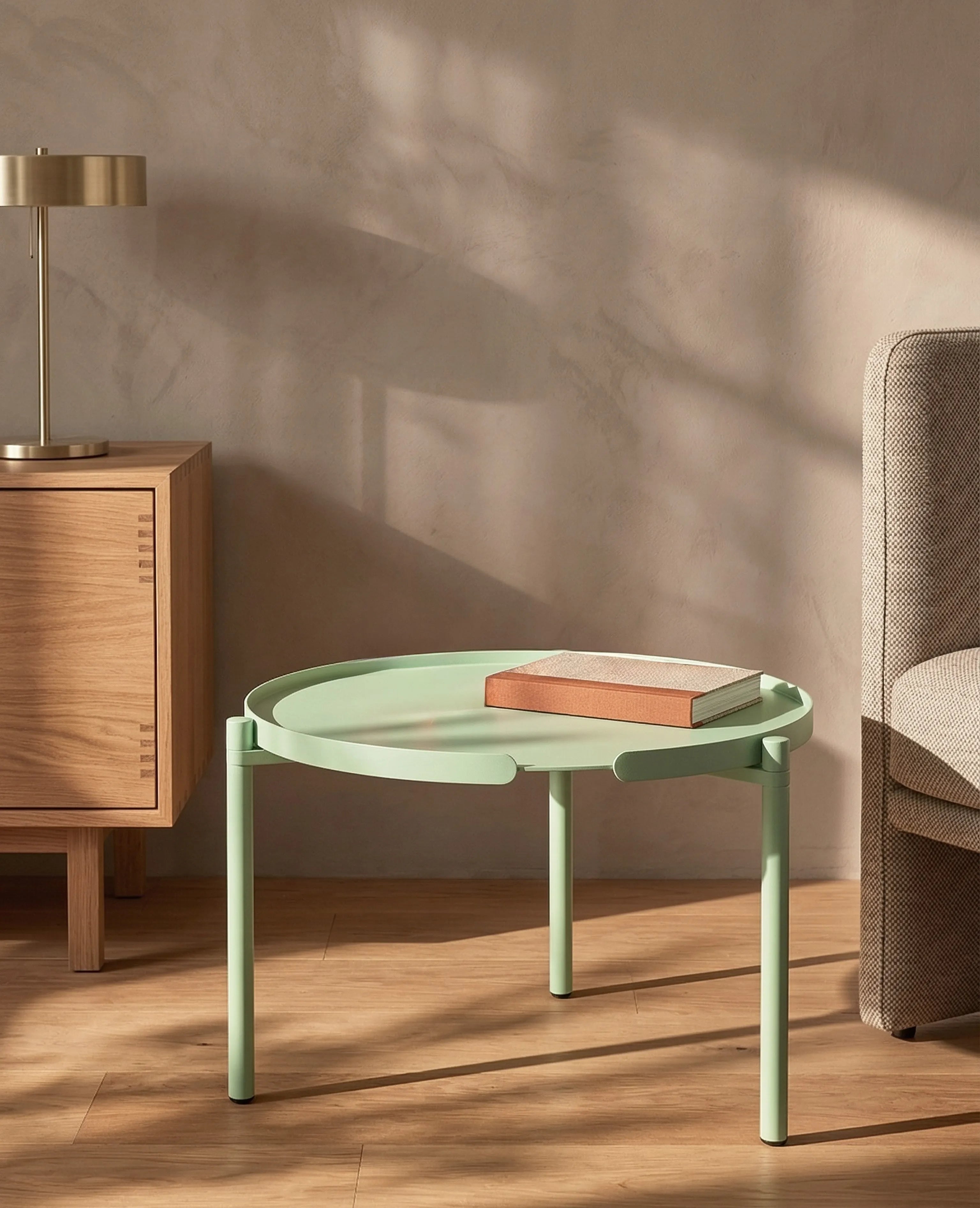 Wohnzimmertisch Metall Orbis in Mint zwischen Sessel und Sideboard im Wohnzimmer