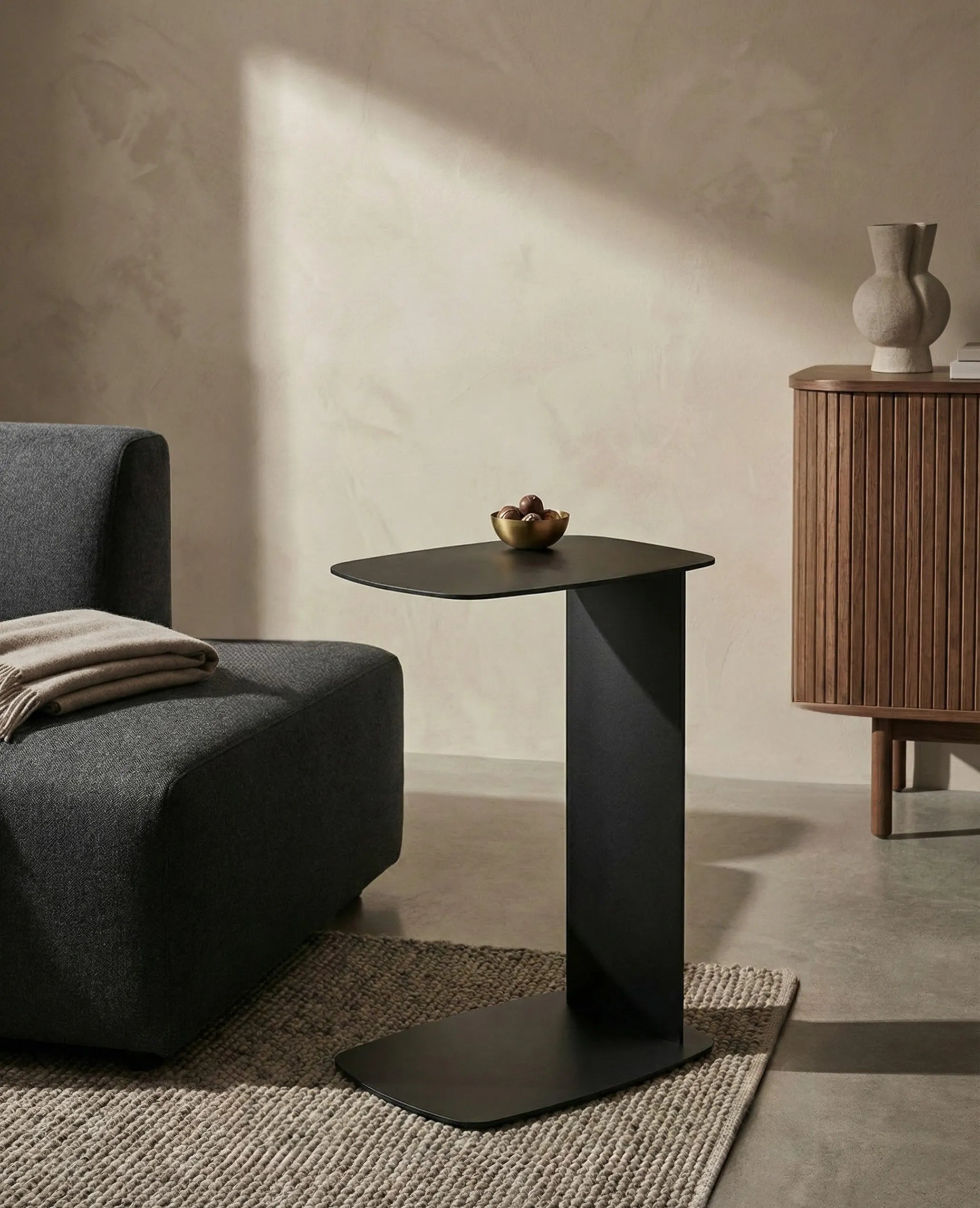 Wohnzimmertisch Metall Schwarz Standby neben einem Sofa im Wohnzimmer