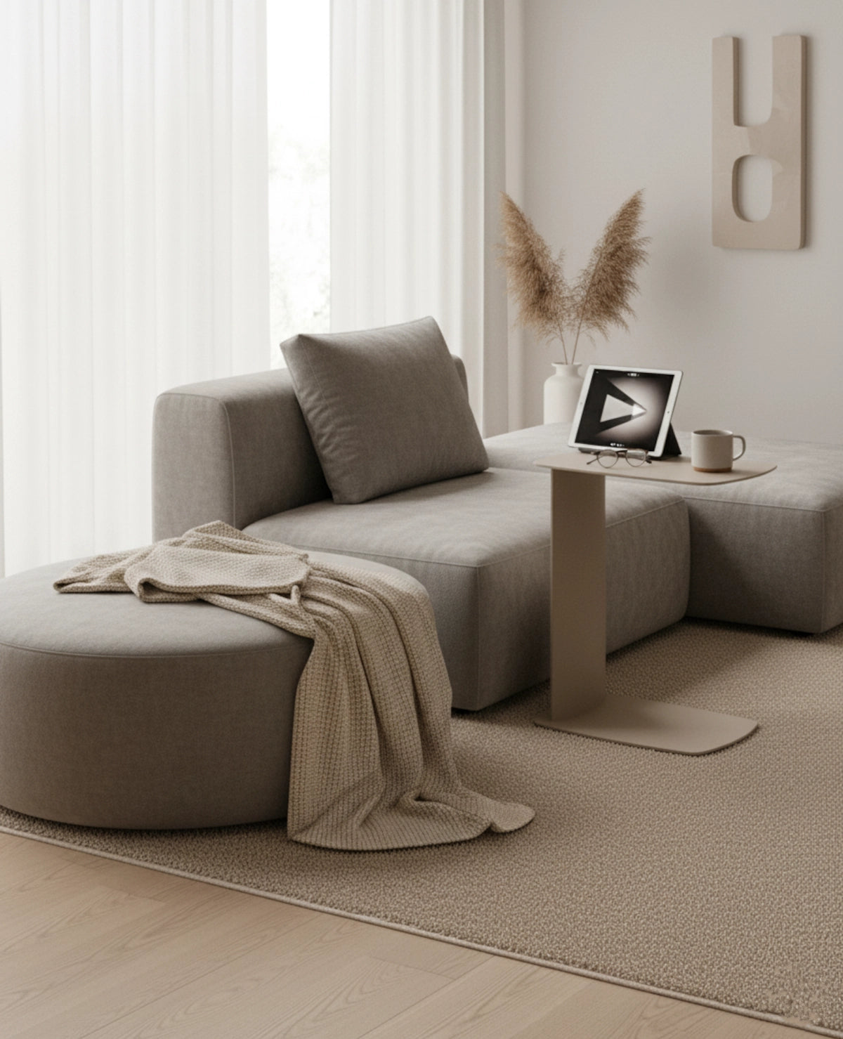 STANDBY – Beistelltisch aus Aluminium in C-Form, wetterfest für innen und außen